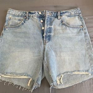 Light jean Bermuda shorts with frayed edges